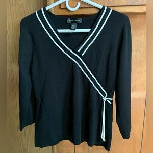 Cable & gauge size XL black/white top, V-neck 3/4 sleeves.
